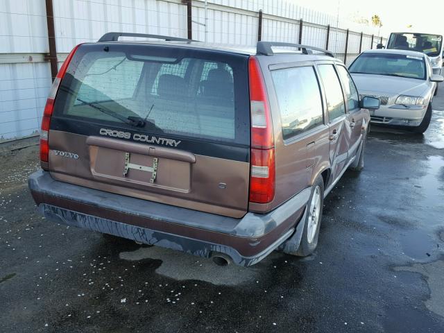 YV1LZ5646W2454898 - 1998 VOLVO V70 XC BROWN photo 4