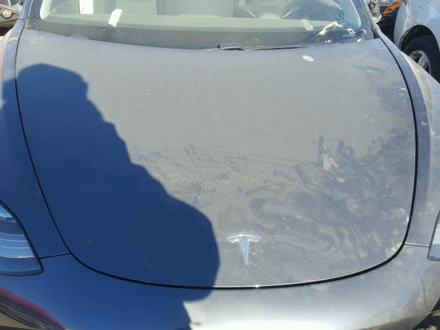 5YJ3E1EA6HF000653 - 2017 TESLA MODEL 3 ნაცრისფერი ფოტო 7