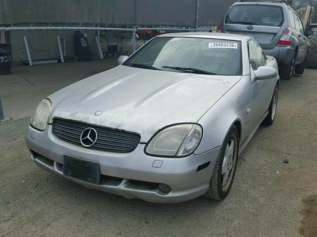 WDBKK47F5YF144820 - 2000 MERCEDES-BENZ SLK 230 KO SILVER photo 2