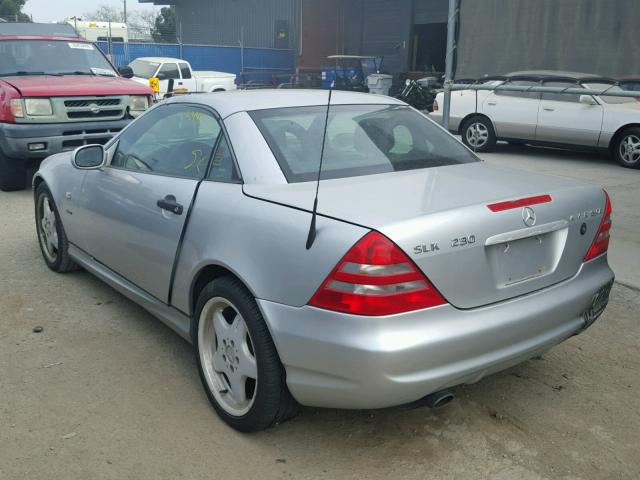 WDBKK47F5YF144820 - 2000 MERCEDES-BENZ SLK 230 KO SILVER photo 3