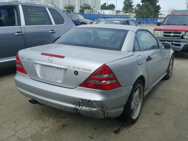 WDBKK47F5YF144820 - 2000 MERCEDES-BENZ SLK 230 KO SILVER photo 4