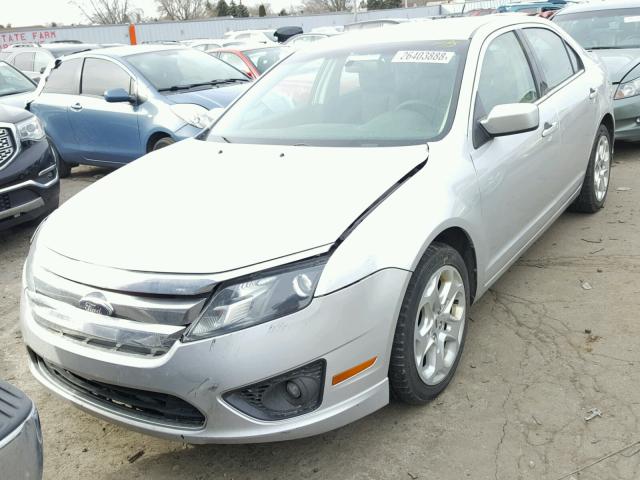 3FAHP0HA3AR389123 - 2010 FORD FUSION SE SILVER photo 2