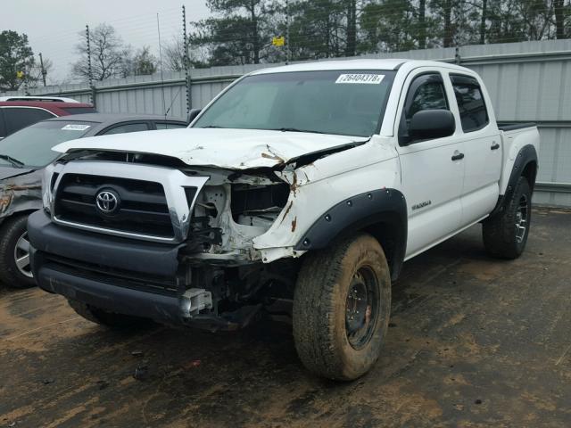 3TMJU62N58M069411 - 2008 TOYOTA TACOMA DOU WHITE photo 2