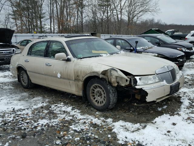 1LNHM83W42Y611669 - 2002 LINCOLN TOWN CAR C CREAM photo 1