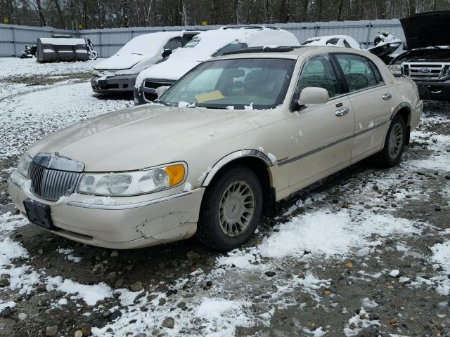 1LNHM83W42Y611669 - 2002 LINCOLN TOWN CAR C CREAM photo 2