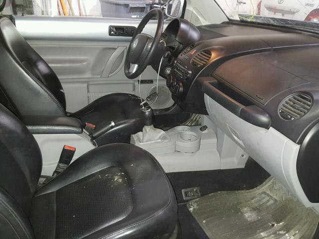 3VWCR31C25M400754 - 2005 VOLKSWAGEN NEW BEETLE 银色 照片 5