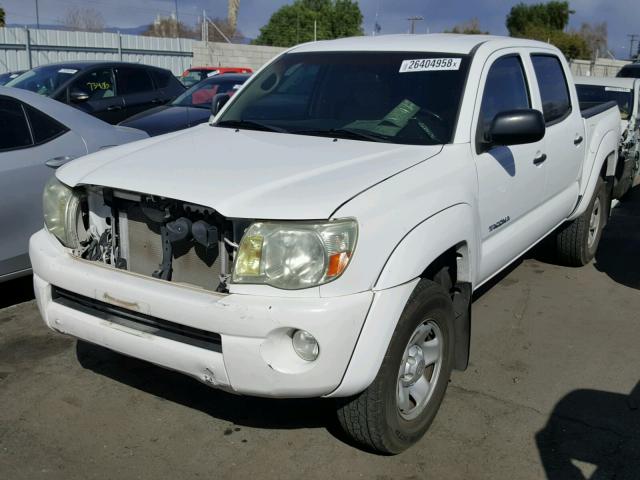 3TMJU62N58M070610 - 2008 TOYOTA TACOMA DOU WHITE photo 2