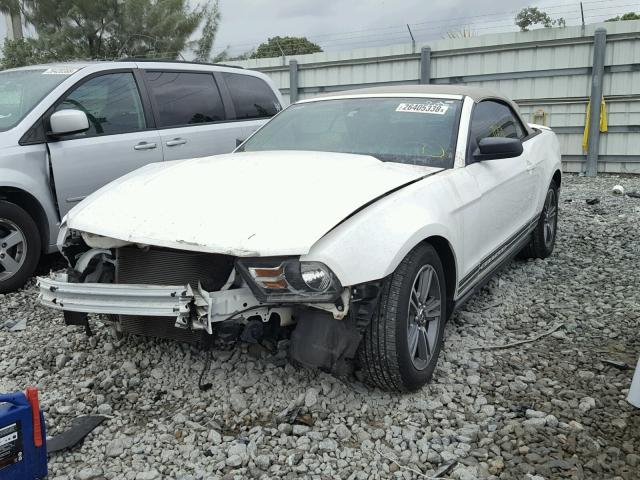 1ZVBP8EN2A5164004 - 2010 FORD MUSTANG WHITE photo 2