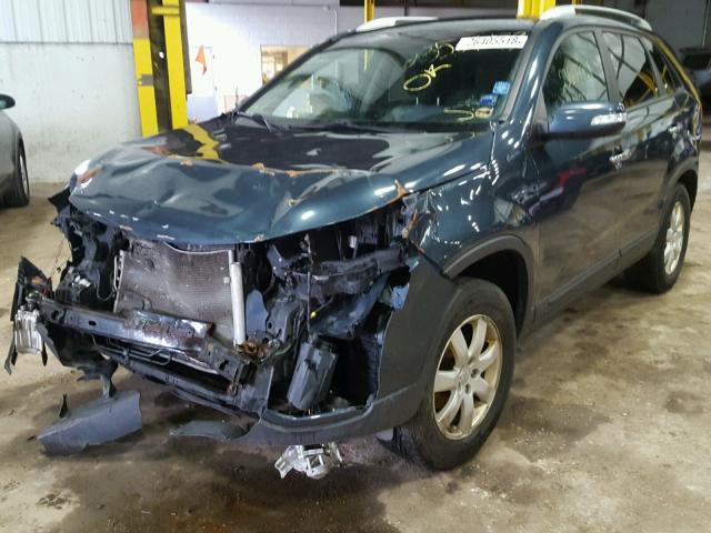 5XYKT4A10BG004321 - 2011 KIA SORENTO BA SILVER photo 2