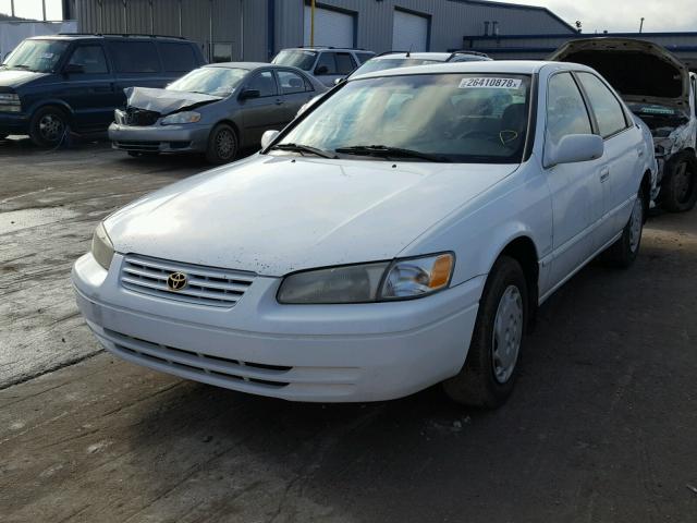 4T1BG22KXWU384722 - 1998 TOYOTA CAMRY CE WHITE photo 2