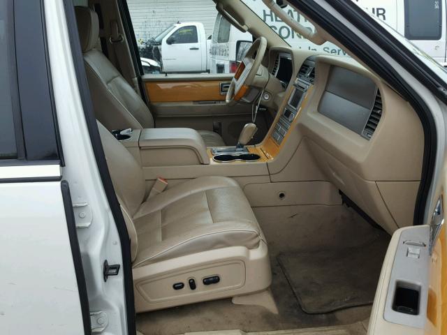 5LMFU28548LJ02916 - 2008 LINCOLN NAVIGATOR WHITE photo 5