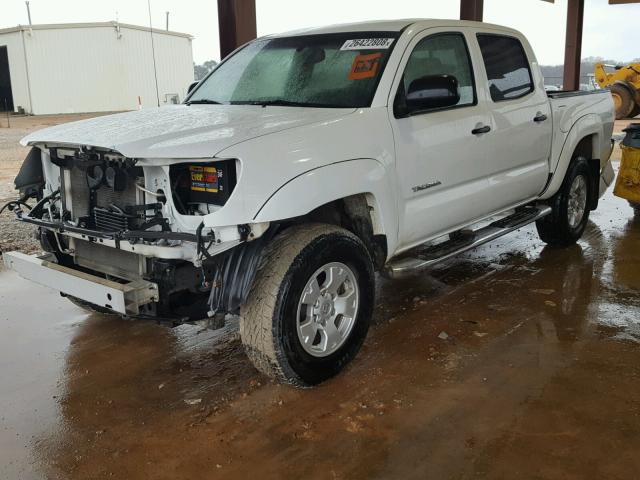 3TMLU42N86M002960 - 2006 TOYOTA TACOMA DOU WHITE photo 2