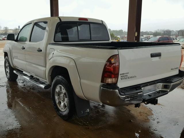 3TMLU42N86M002960 - 2006 TOYOTA TACOMA DOU WHITE photo 3