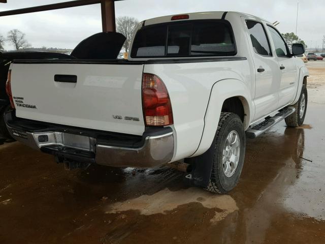 3TMLU42N86M002960 - 2006 TOYOTA TACOMA DOU WHITE photo 4