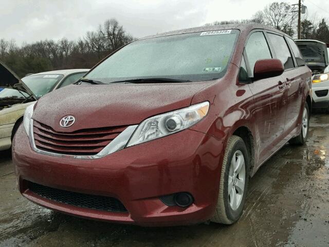 5TDKZ3DC6HS825537 - 2017 TOYOTA SIENNA LE BURGUNDY photo 2