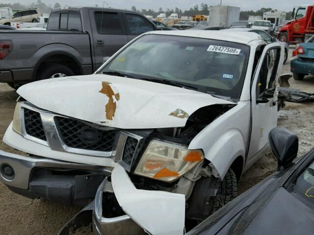 1N6AD06U56C407982 - 2006 NISSAN FRONTIER K WHITE photo 2