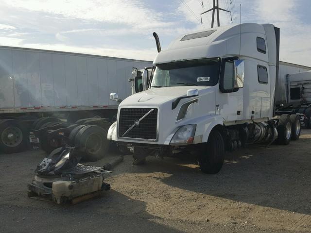 4V4NC9EJ9GN945324 - 2016 VOLVO VN VNL WHITE photo 2