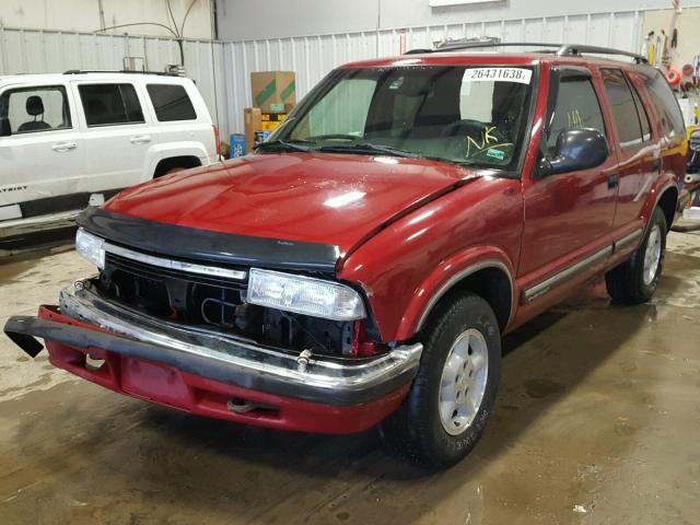 1GNDT13W7W2163926 - 1998 CHEVROLET BLAZER MAROON photo 2