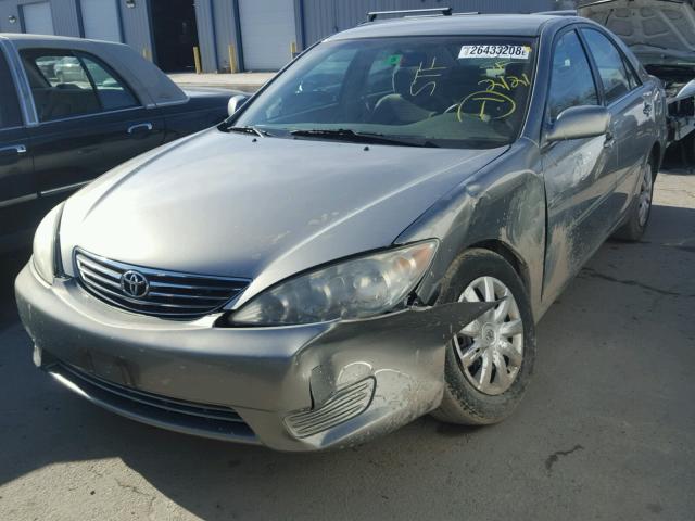 4T1BE32K25U949717 - 2005 TOYOTA CAMRY LE GRAY photo 2