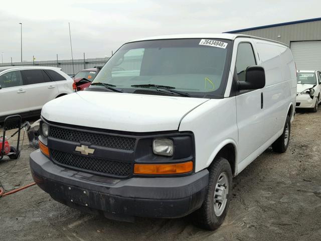 1GCGG25C981124640 - 2008 CHEVROLET EXPRESS G2 WHITE photo 2