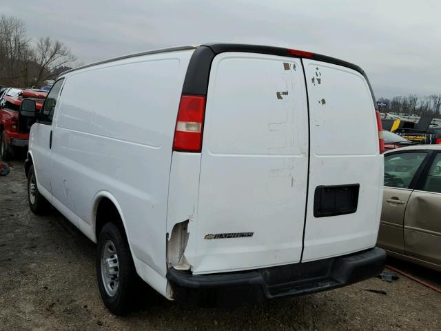 1GCGG25C981124640 - 2008 CHEVROLET EXPRESS G2 WHITE photo 3