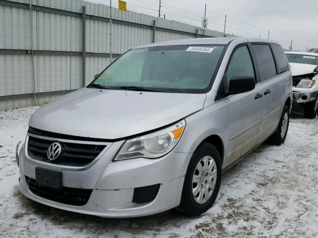 2C4RVAAG9CR293952 - 2012 VOLKSWAGEN ROUTAN S GRAY photo 2