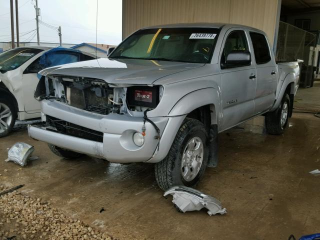 3TMJU62NX8M065273 - 2008 TOYOTA TACOMA DOU SILVER photo 2