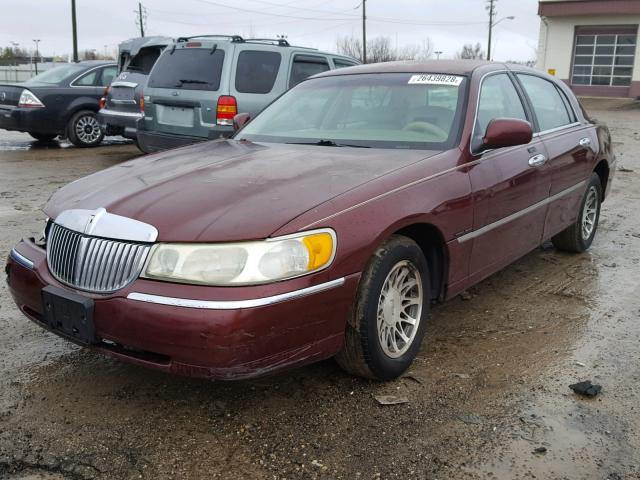 1LNHM82W12Y612750 - 2002 LINCOLN TOWN CAR S BURGUNDY photo 2