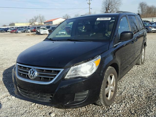 2V4RW3DG2BR717223 - 2011 VOLKSWAGEN ROUTAN SE BLACK photo 2