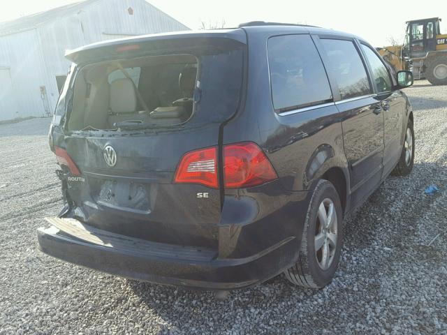 2V4RW3DG2BR717223 - 2011 VOLKSWAGEN ROUTAN SE BLACK photo 4