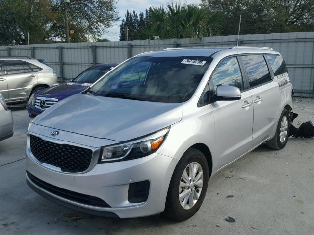 KNDMB5C17H6305906 - 2017 KIA SEDONA LX SILVER photo 2