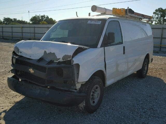 1GCGG25C781172556 - 2008 CHEVROLET EXPRESS G2 WHITE photo 2