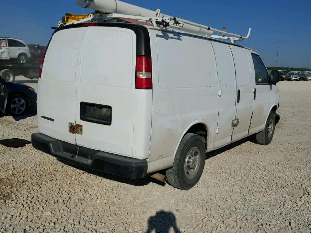 1GCGG25C781172556 - 2008 CHEVROLET EXPRESS G2 WHITE photo 4