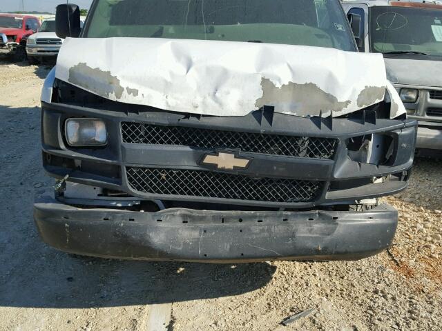 1GCGG25C781172556 - 2008 CHEVROLET EXPRESS G2 WHITE photo 9