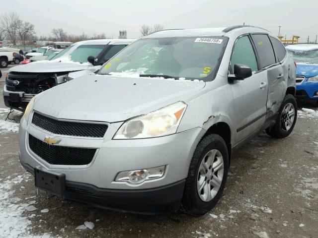 1GNKREED2BJ219411 - 2011 CHEVROLET TRAVERSE L SILVER photo 2