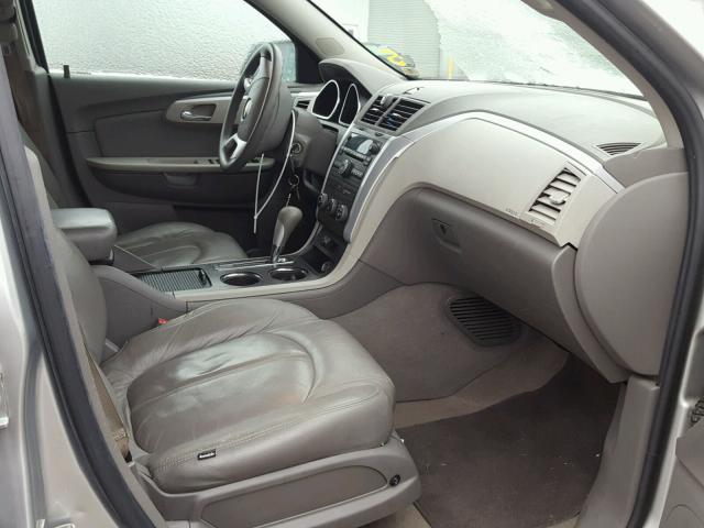 1GNKREED2BJ219411 - 2011 CHEVROLET TRAVERSE L SILVER photo 5