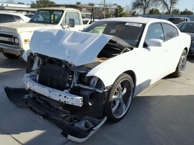 2C3CDXBGXCH298825 - 2012 DODGE CHARGER SE WHITE photo 2