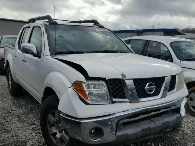 1N6AD07U66C469096 - 2006 NISSAN FRONTIER C WHITE photo 1