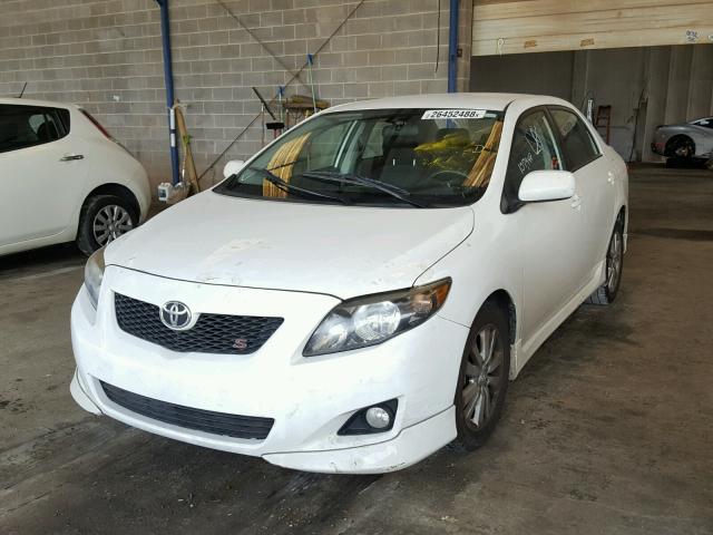 1NXBU4EE7AZ386401 - 2010 TOYOTA COROLLA BA WHITE photo 2