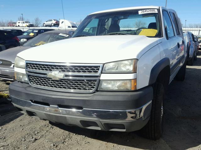 1GCHC23U75F866562 - 2005 CHEVROLET SILVERADO WHITE photo 2