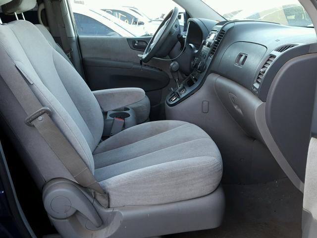 KNDMB233366089517 - 2006 KIA SEDONA EX BLUE photo 5