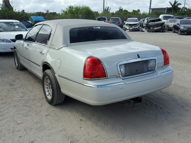 1LNHM83W54Y635319 - 2004 LINCOLN TOWN CAR U BEIGE photo 3