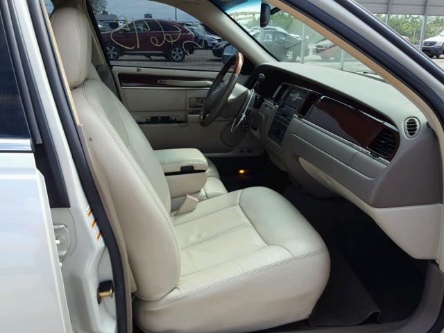 1LNHM83W54Y635319 - 2004 LINCOLN TOWN CAR U BEIGE photo 5