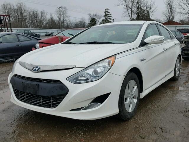 KMHEC4A49BA002151 - 2011 HYUNDAI SONATA HYB WHITE photo 2