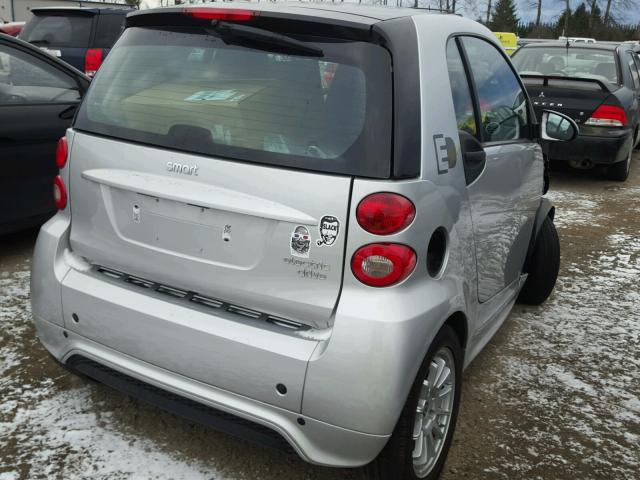 WMEEJ9AA1DK725181 - 2013 SMART FORTWO ELE SILVER photo 4