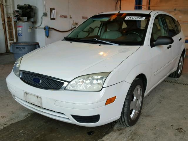 3FAFP37NX5R104775 - 2005 FORD FOCUS ZX5 WHITE photo 2