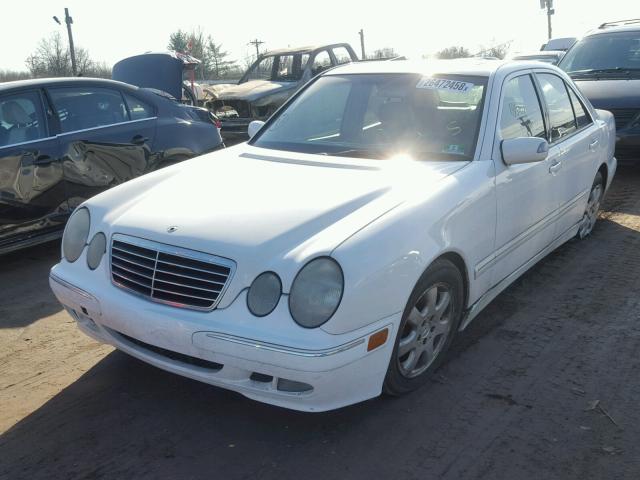 WDBJF65J0YB110021 - 2000 MERCEDES-BENZ E 320 WHITE photo 2