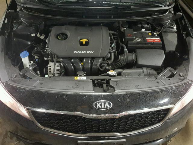 3KPFL4A75HE006772 - 2017 KIA FORTE LX BLACK photo 7