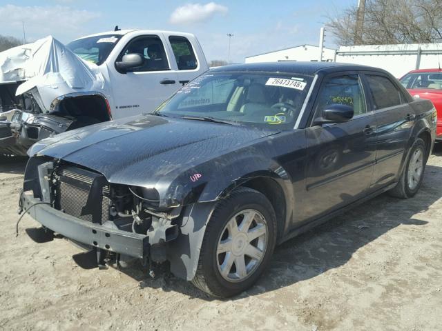 2C3JA53GX5H121097 - 2005 CHRYSLER 300 TOURIN BLACK photo 2