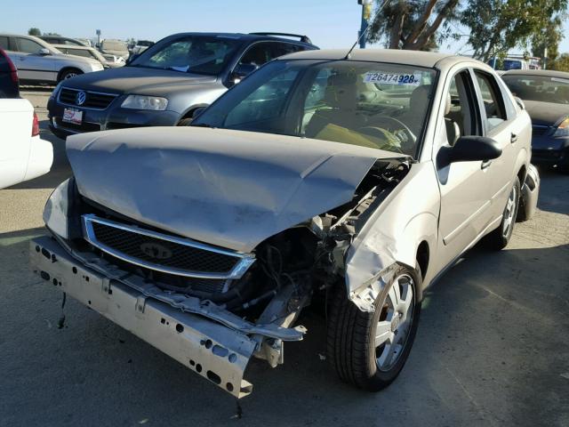 1FAHP34N47W144640 - 2007 FORD FOCUS ZX4 GOLD photo 2